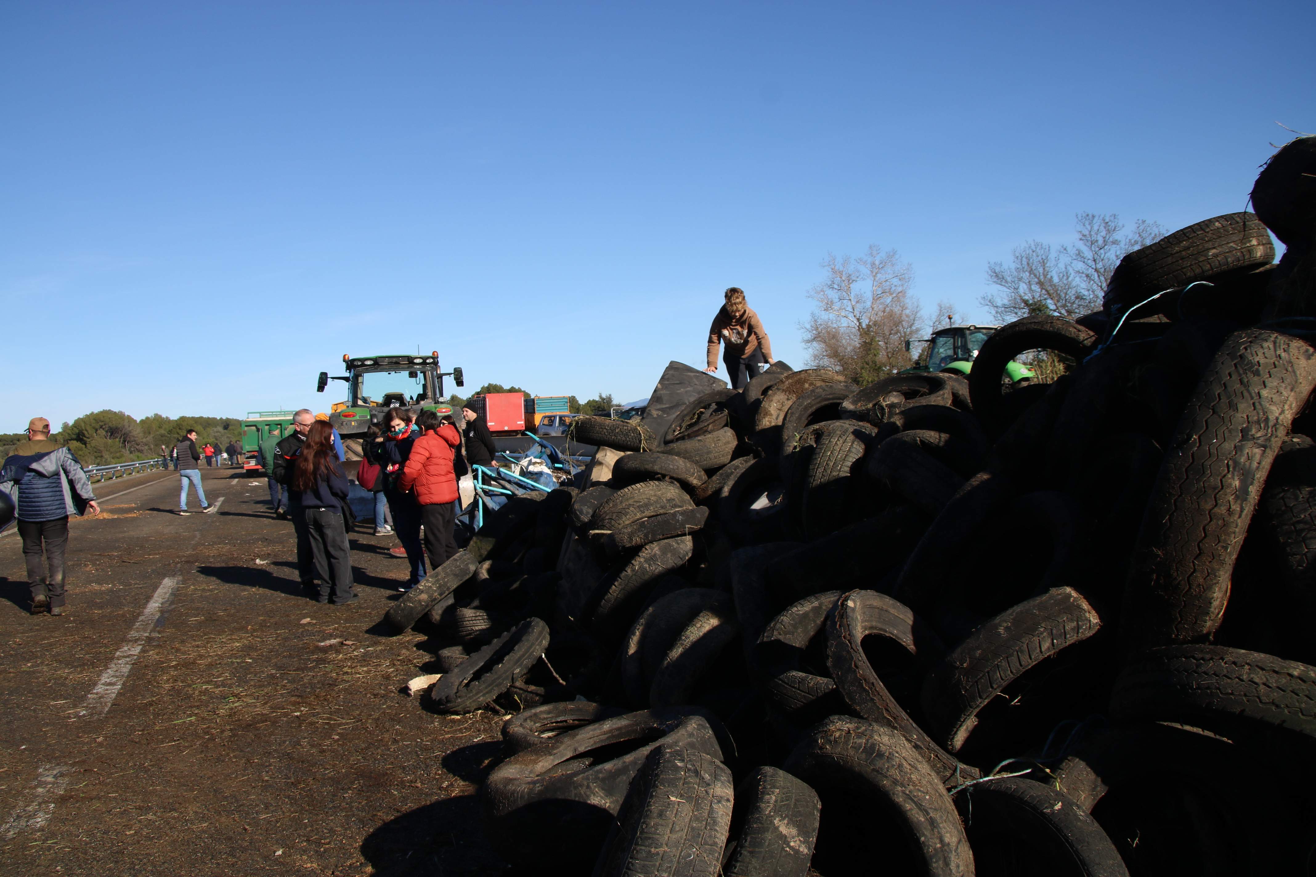 Los payeses mantienen los bloqueos en las carreteras: "Nos iremos con la cabeza alta o porque nos apalean"
