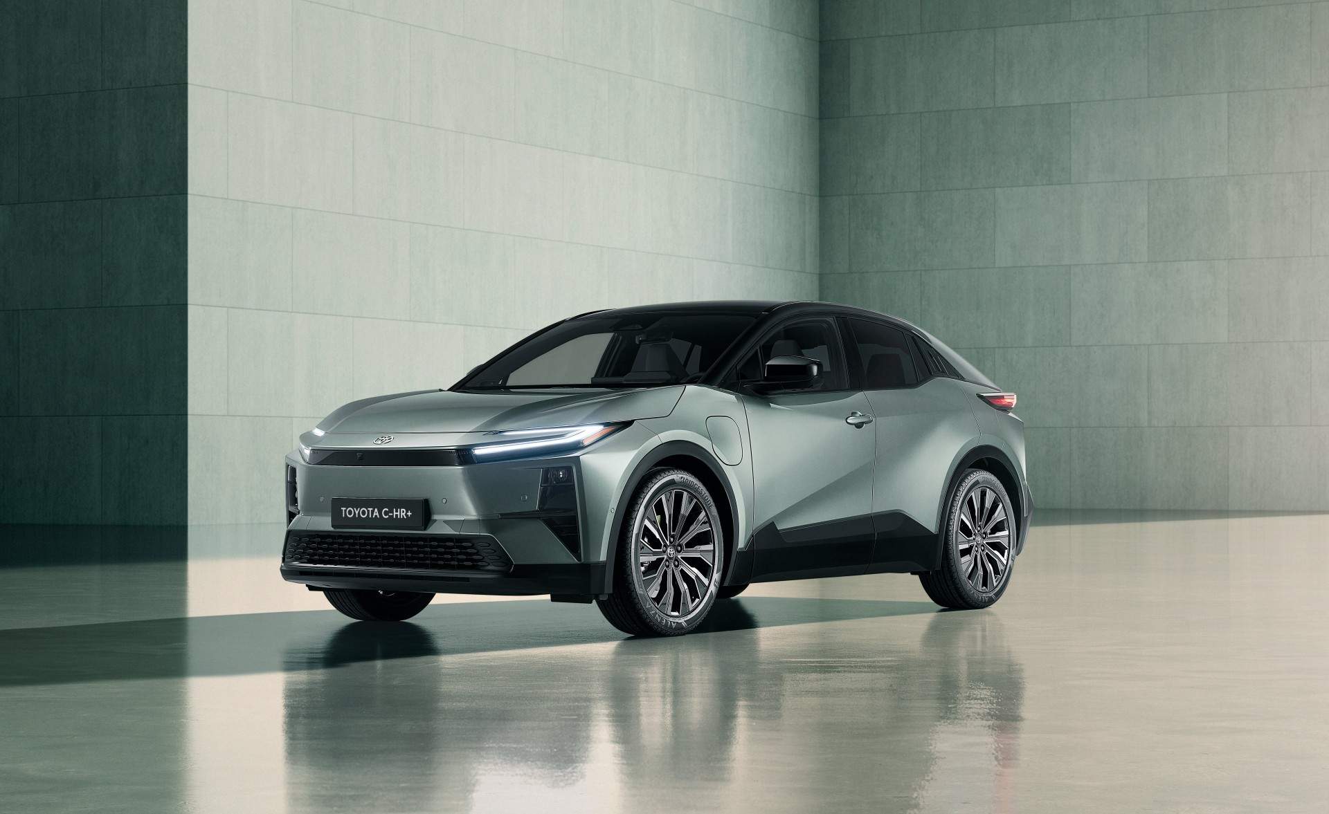 Toyota no lo hace tan barato como uno chino, pero este C-HR+ te asegura pasar de los 250.000 kilómetros