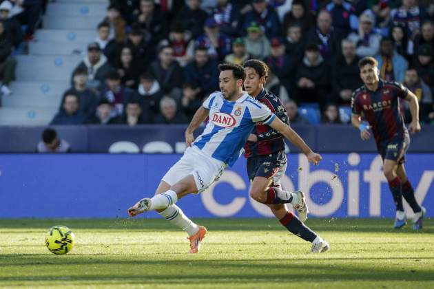 Edu Expósito durante el Levante - Española / Foto: EFE