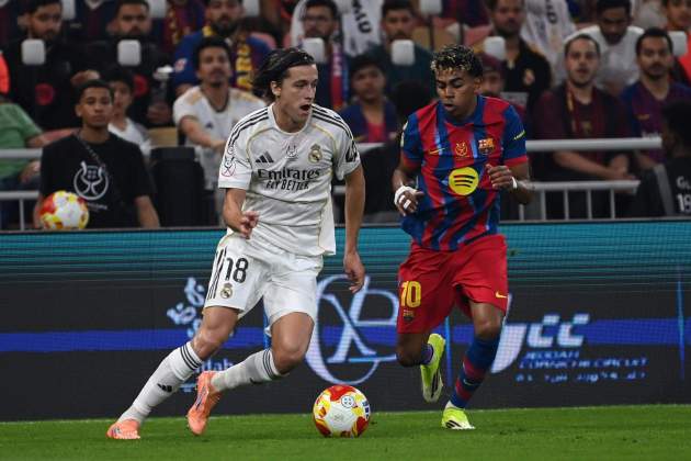 Lamine Yamal y Carreras, durante la final de la Supercopa de España / Foto: EFE