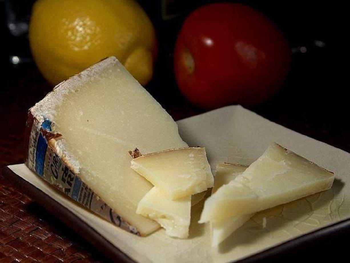 No son lo mismo: las diferencias entre Grana Padano, Parmigiano Reggiano y Pecorino Romano