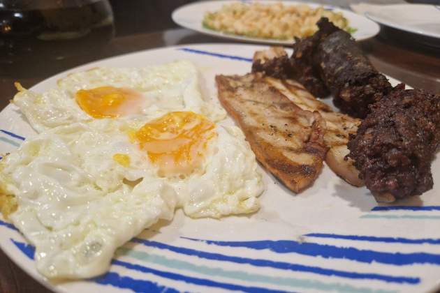 Huevos con corte de La Tasqueta de Cal Miguelin. / Foto: Esmorzarsdeforquilla.cat
