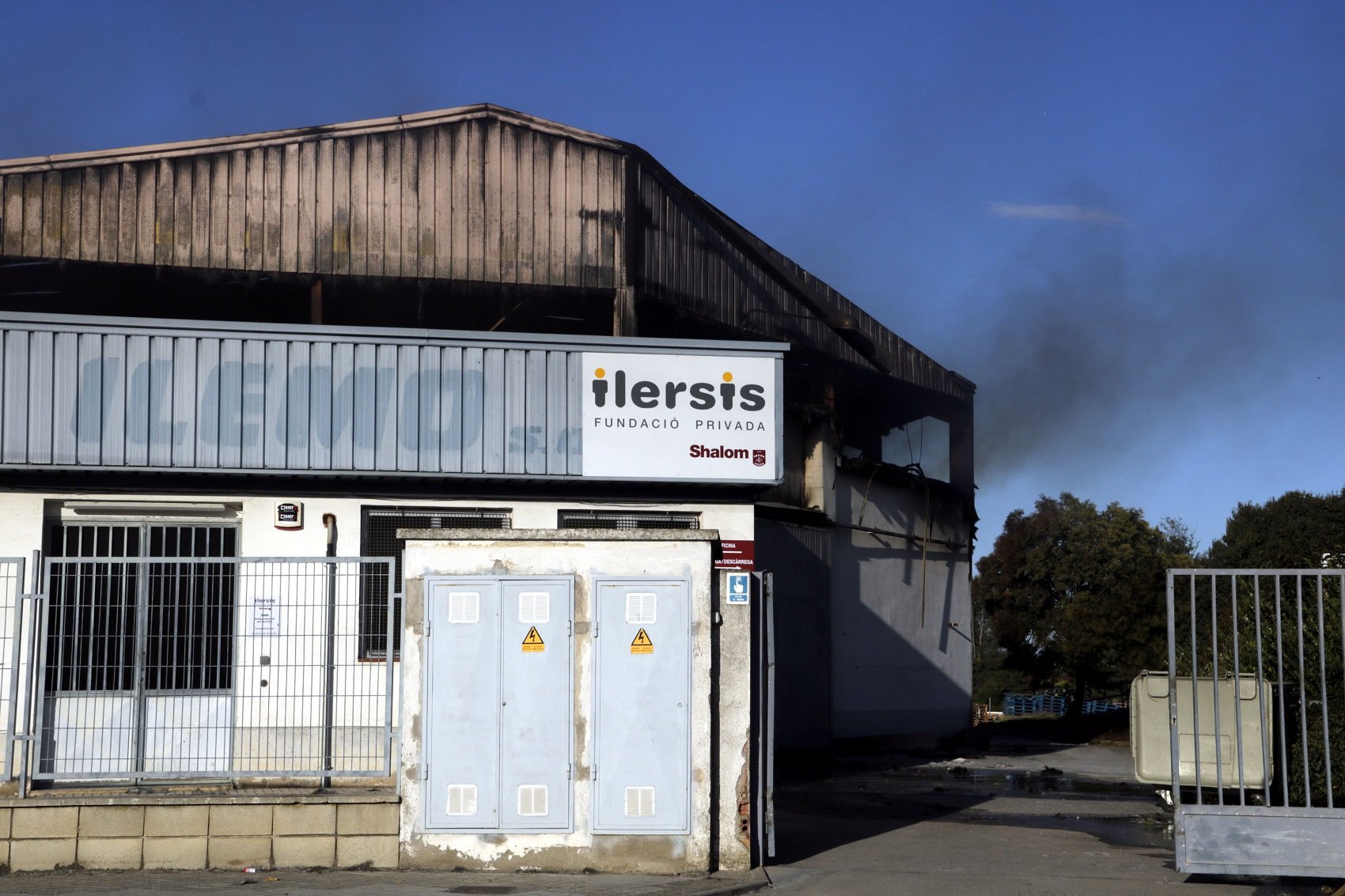 Extingit l'incendi que ha cremat una nau de la Fundació Shalom a Lleida