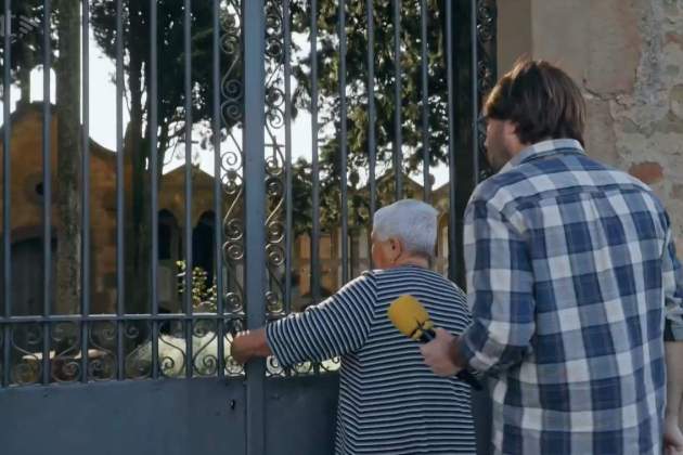Quim y Glòria, yendo a la tumba de su marido Domènech, en Pinós 3Cat