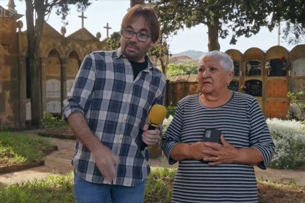 En Quim i la Glòria, anant a la tomba del seu marit Domènech, a Pinós 3Cat2