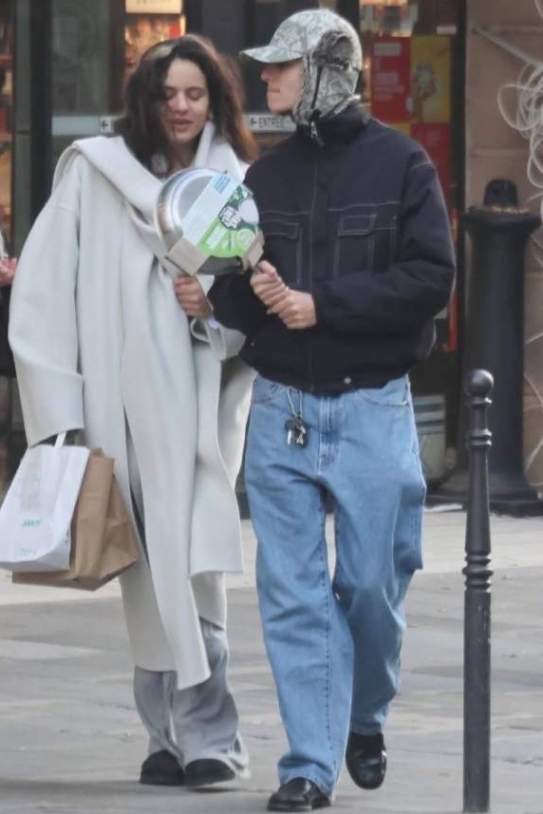 Rosalía amb Lola Bahía a París comprant una paella   Via X, Twitter