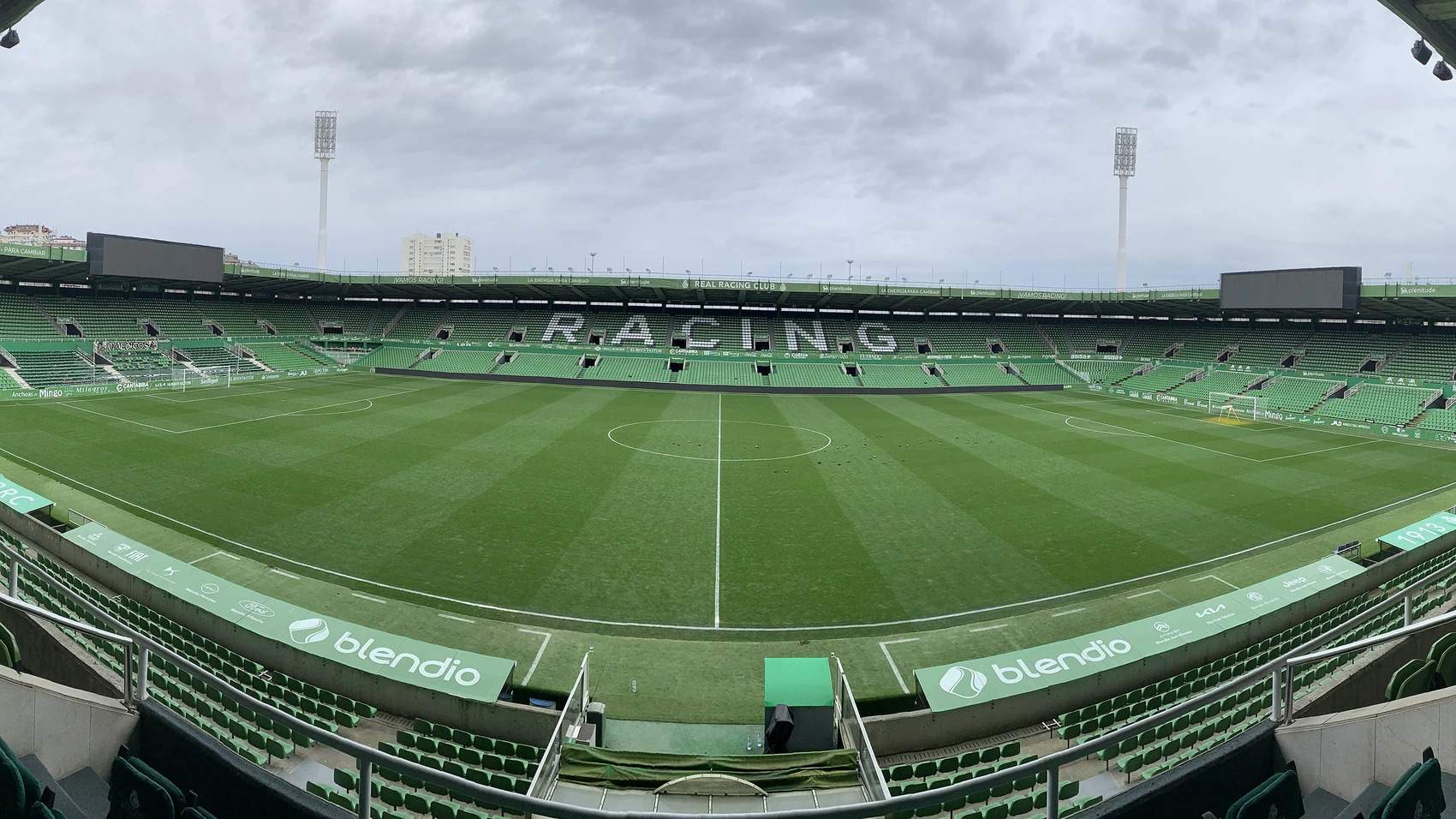 El Racing de Santander demana 3 jugadors al Barça per tancar la venda de Jorge Salinas