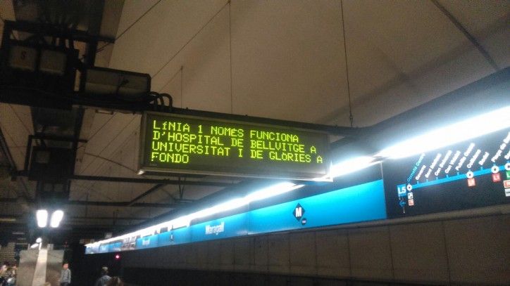 Els cartells del metro avisen de les incidències / Jordi Palmer