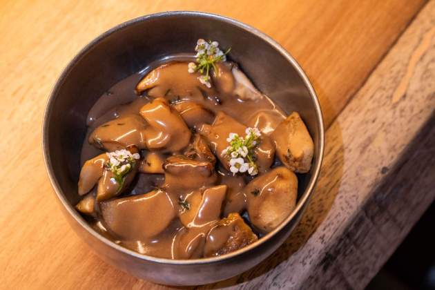 El pil pil de ceps de Taula Puntal. / Foto: Marta Garreta