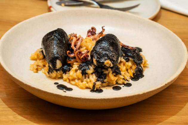 Los chipirones mar y montaña en su tinta y arroz de Taula Puntal. / Foto: Marta Garreta