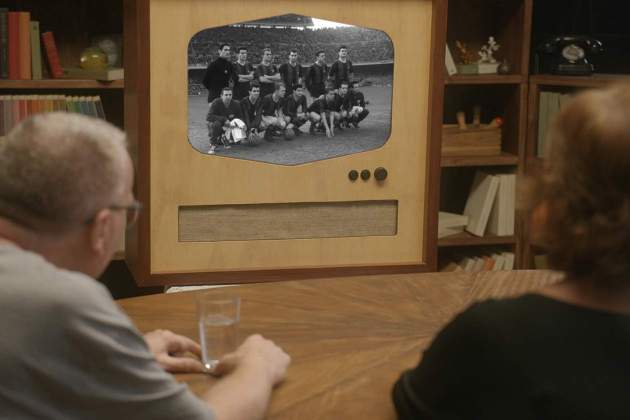 Olga Viza y Matthew Tree con Xavier Bundó en 'El año que naciste', mirando imagen del Barça Madrid 2Cat