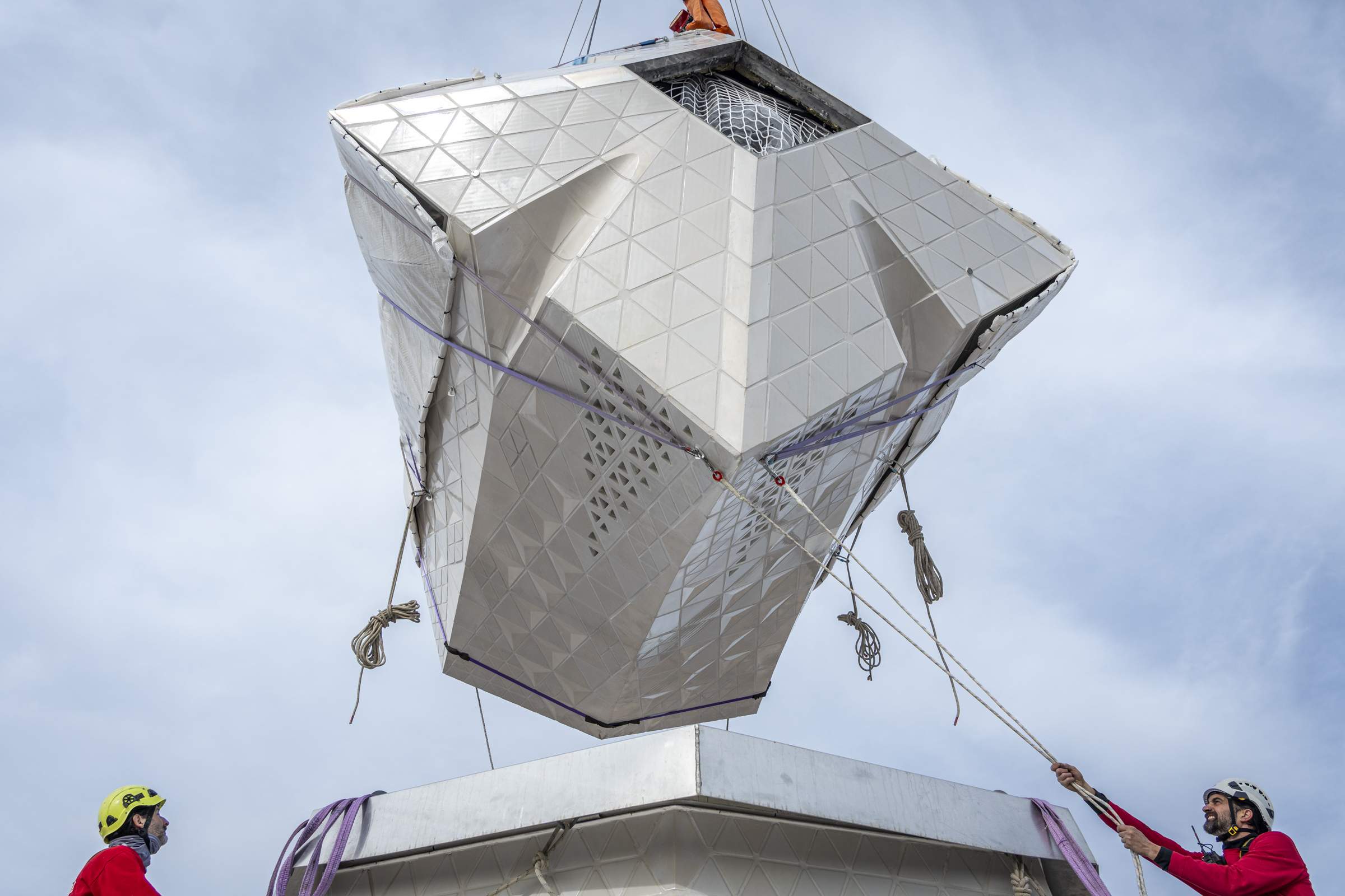 Quatre de quatre: la creu de la Torre de Jesús de la Sagrada Família ja té tots els braços instal·lats