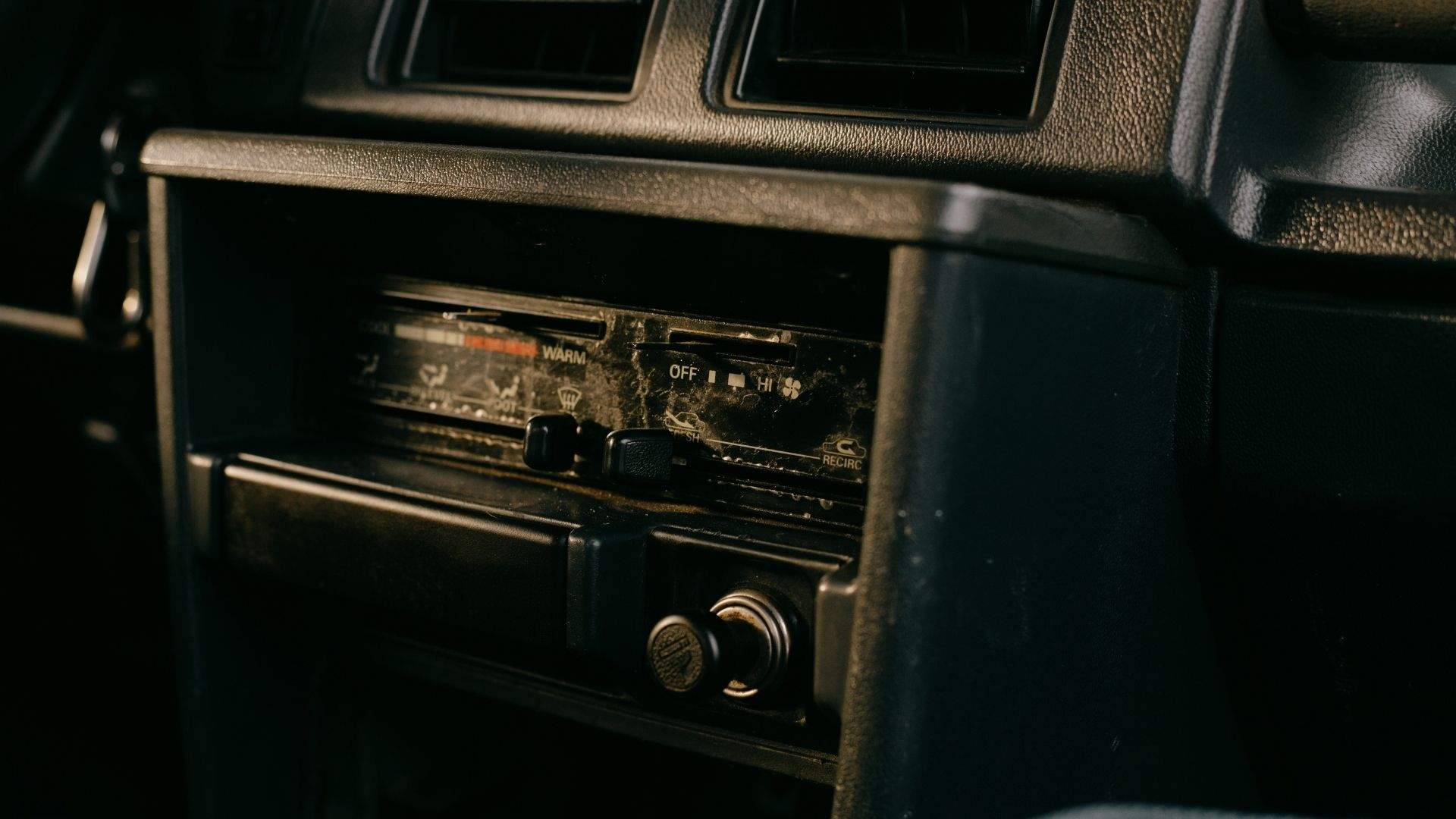 El truco barato que usan miles de conductores para modernizar la radio del coche sin cambiarla