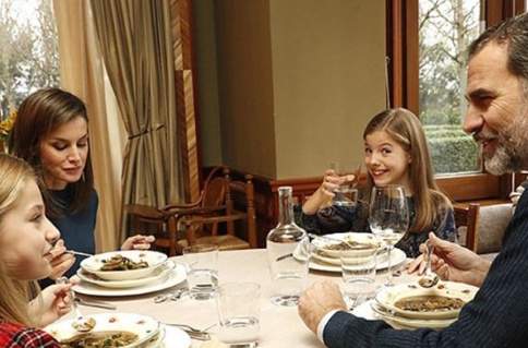 Letícia, Felip i les filles, dinant a Zarzuela Casa Reial Letícia, Felip i les filles, dinant a Zarzuela Casa Reial