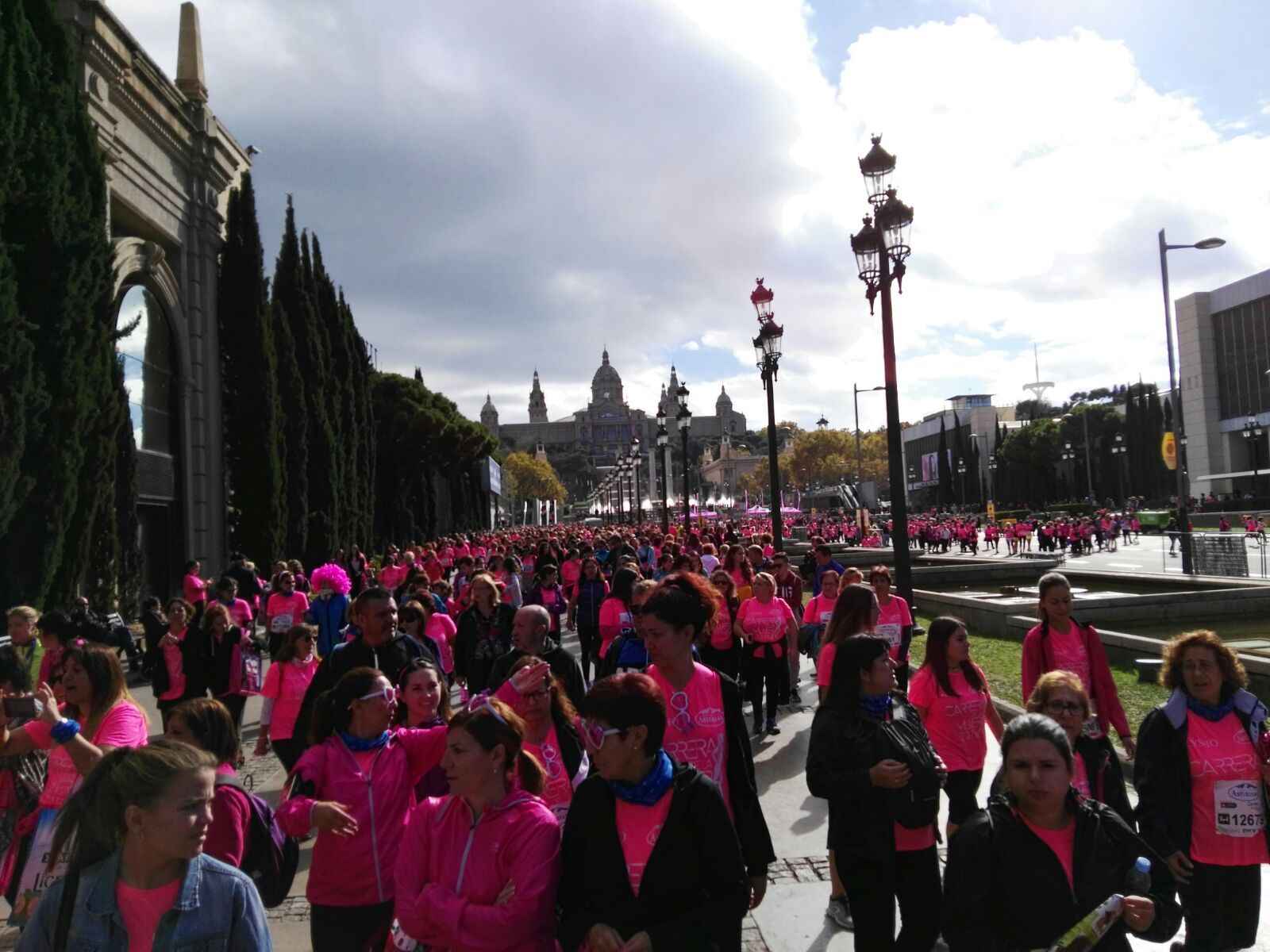 Barcelona se tiñe de rosa para luchar contra el cáncer de mama Barcelona se tiñe de rosa para luchar contra el cáncer de mama