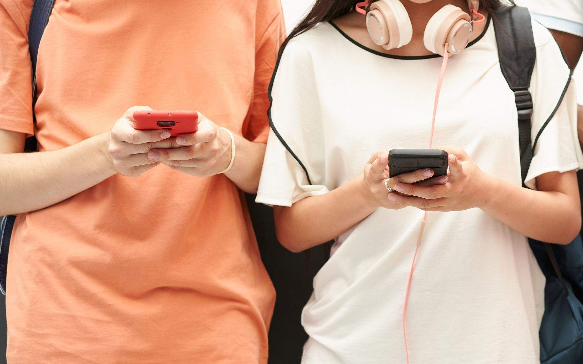 Adiós a la funda del móvil: la nueva tendencia que cada vez es más habitual y útil, según los expertos