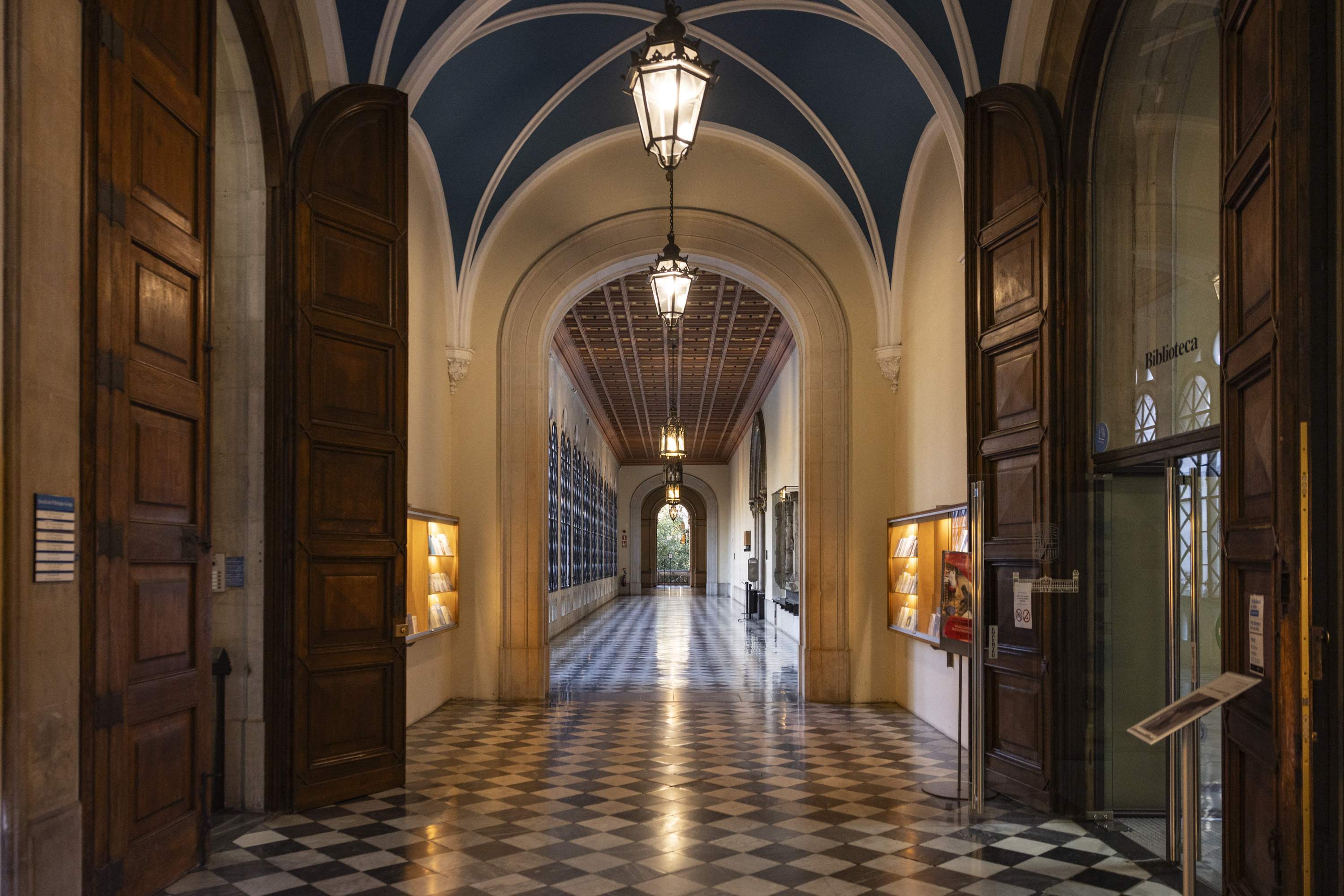 Les dues catedràtiques apartades pel cas Ramón Flecha demanden a la Universitat de Barcelona