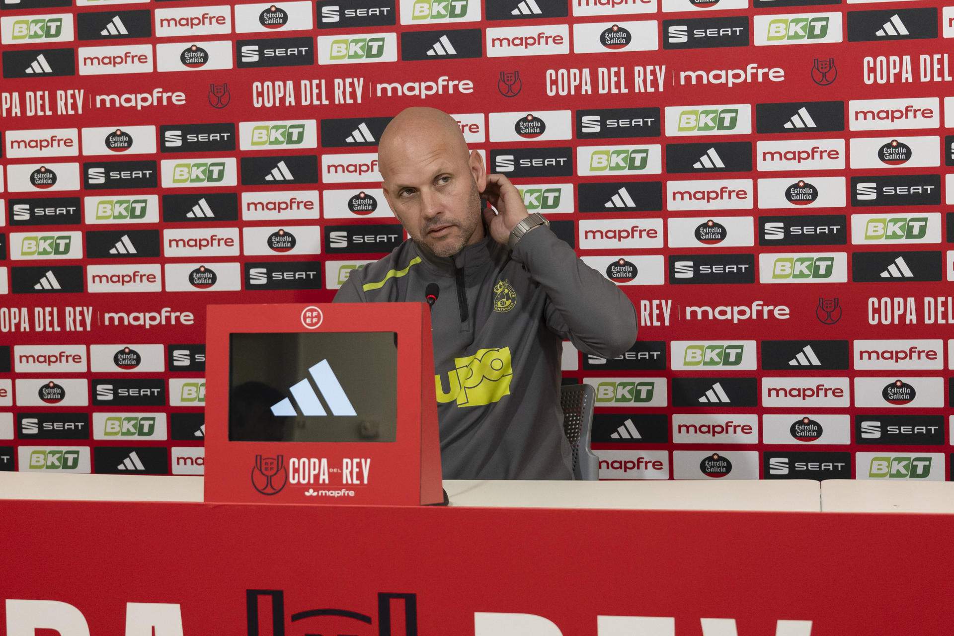 La lamentable insinuación del entrenador del Racing de Santander en la previa del partido contra el Barça