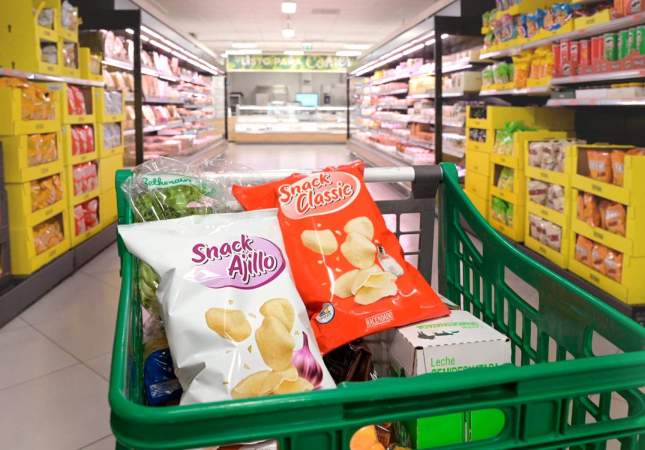 Un carro de la compra de Mercadona amb productes