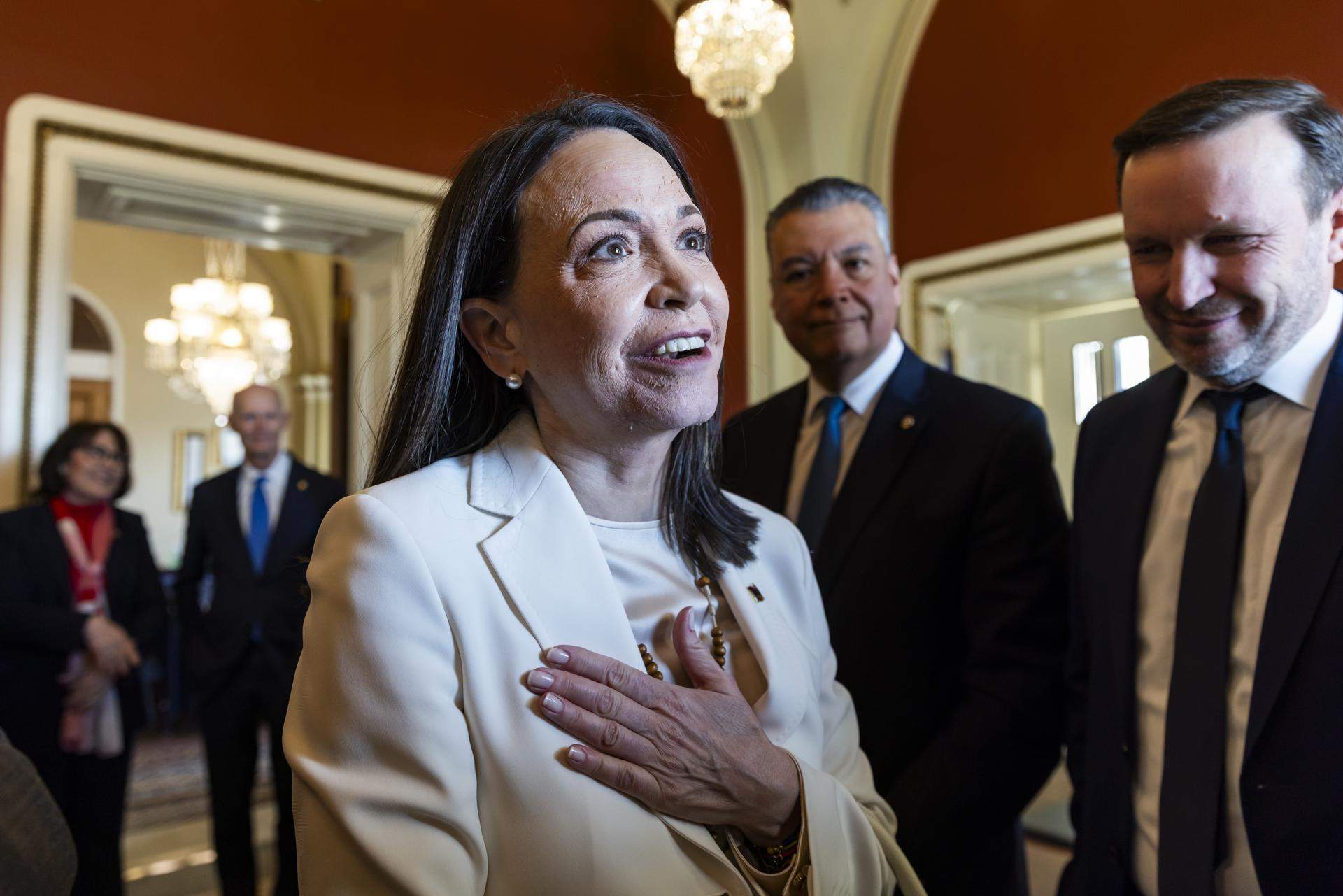 Machado lliura la seva medalla del Premi Nobel de la Pau a Trump, que manté l'aposta per Delcy