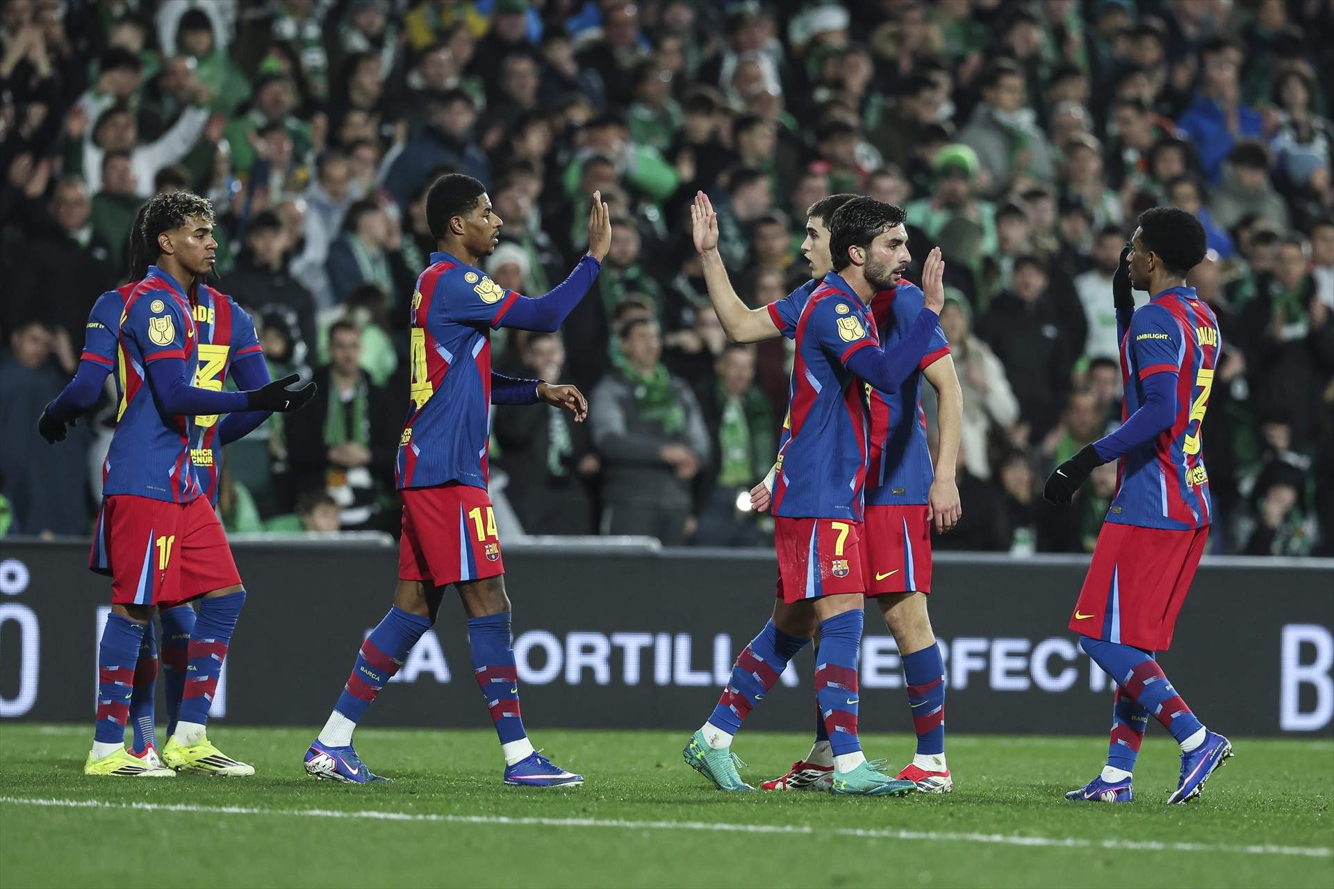 Un Barça molt seriós supera el Racing de Santander (0-2) i es classifica per als quarts de la Copa del Rei