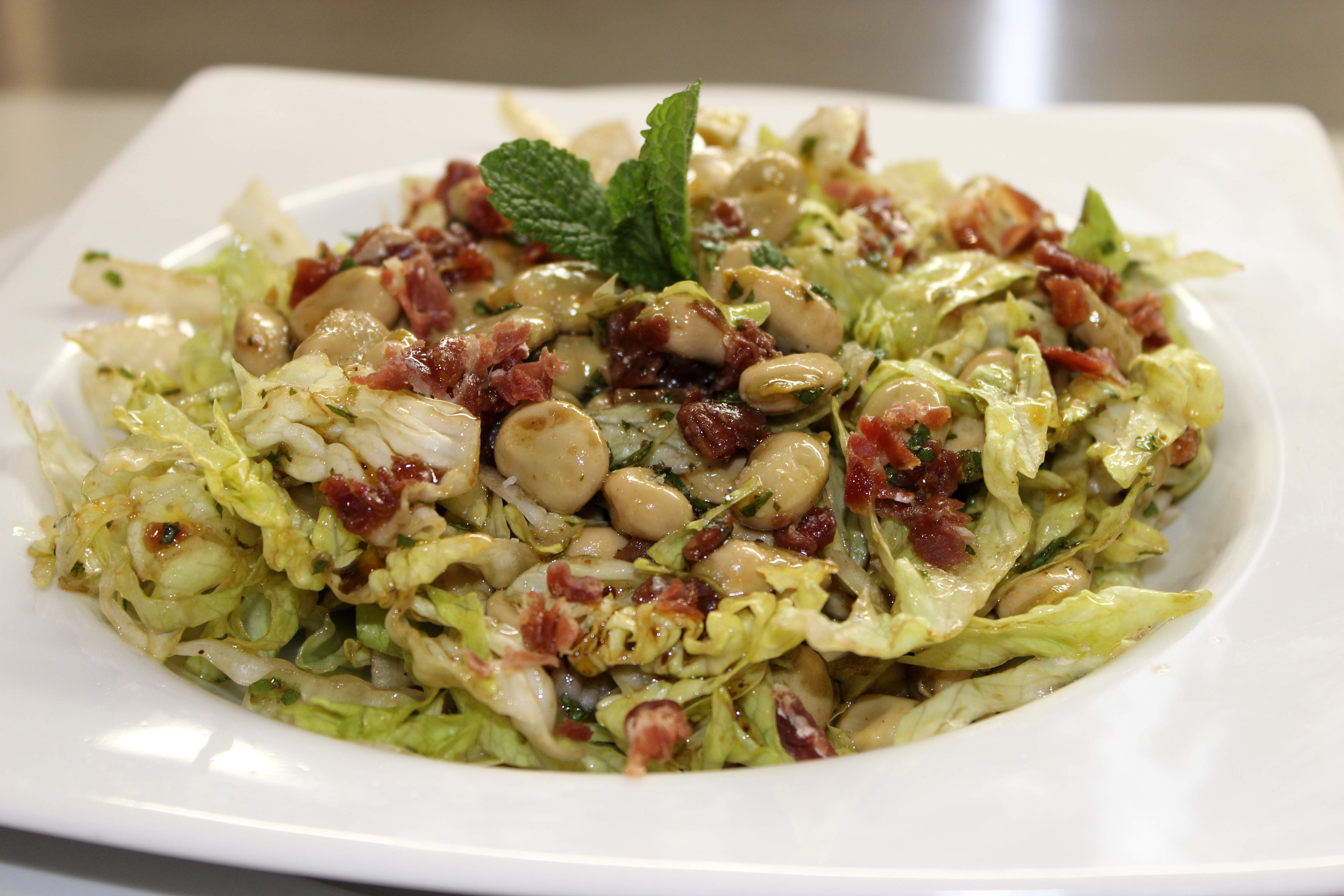 Amanida de faves i pernil amb menta