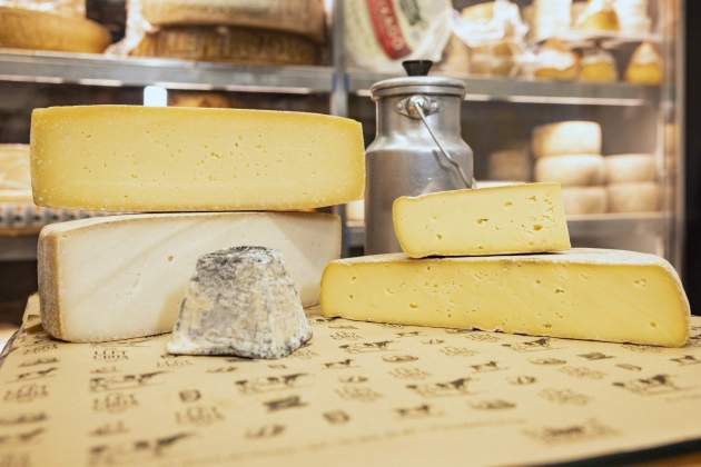 Llet Crua Perquè la llet crua no és aconsellable per beure però sí per a fer formatges? / foto: Carlos Baglietto