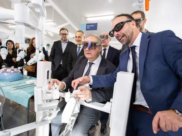 El ministre Hereu en la inauguració de la planta de Rob Surgical, al Prat de Llobregat
