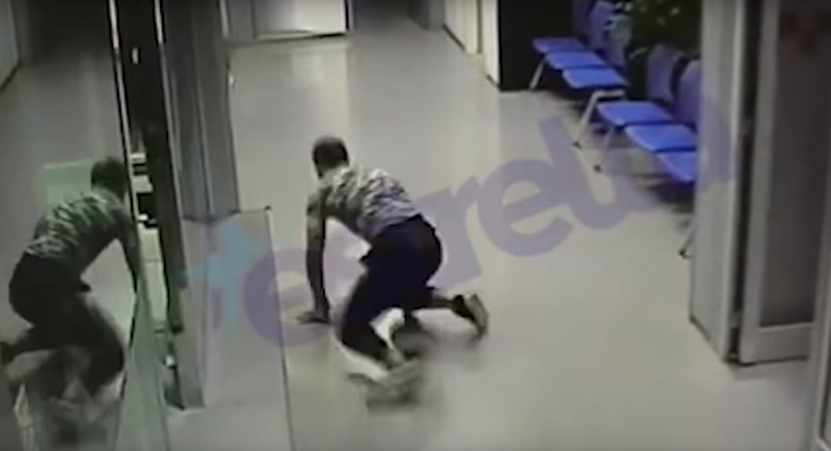 El vídeo de l’atac a la comissaria de Cornellà confirma la versió de l’agent