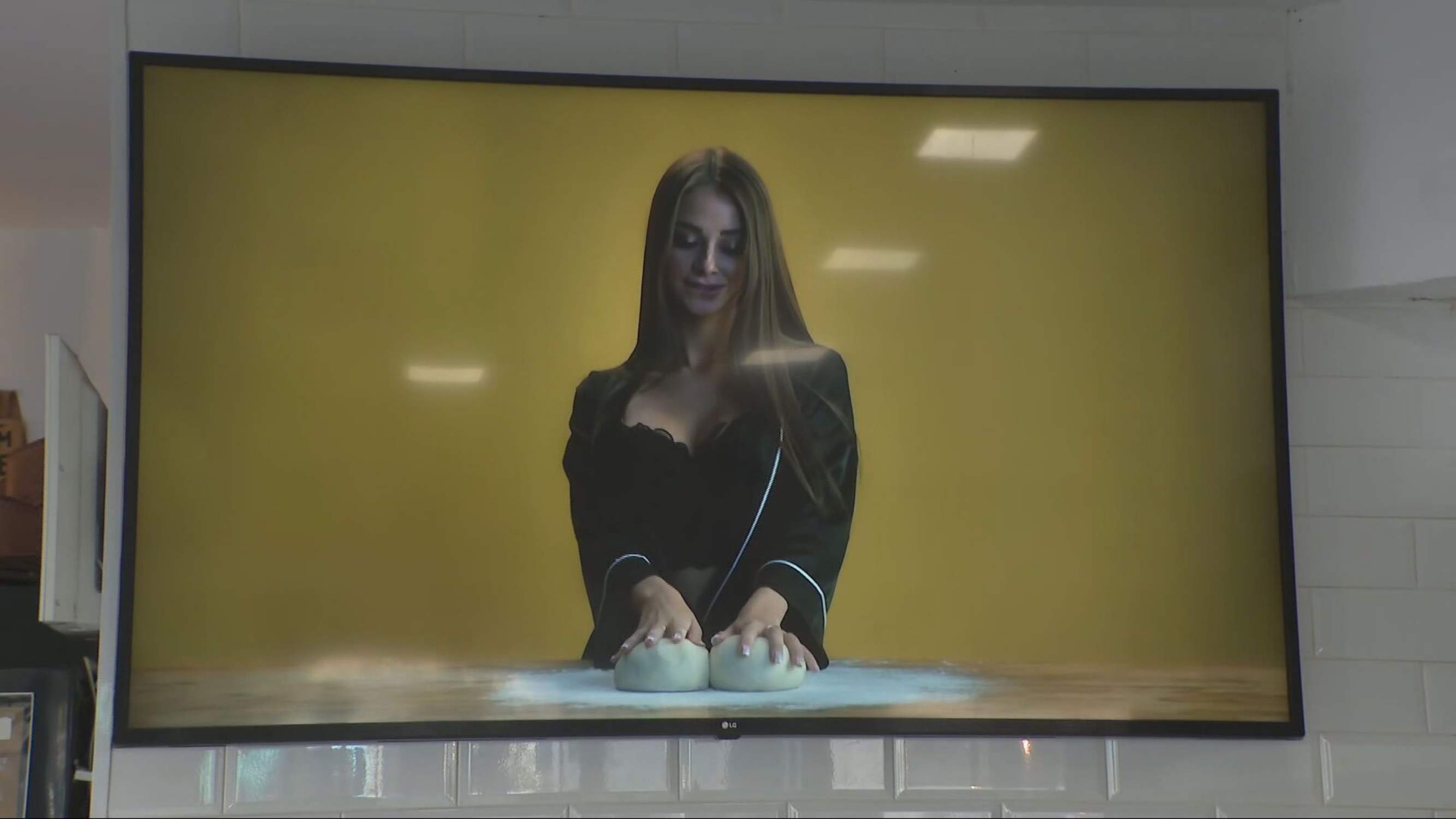 El vídeo de mujeres medio desnudas haciendo pan en una panadería de Barcelona acaba con una multa de 30.000 €