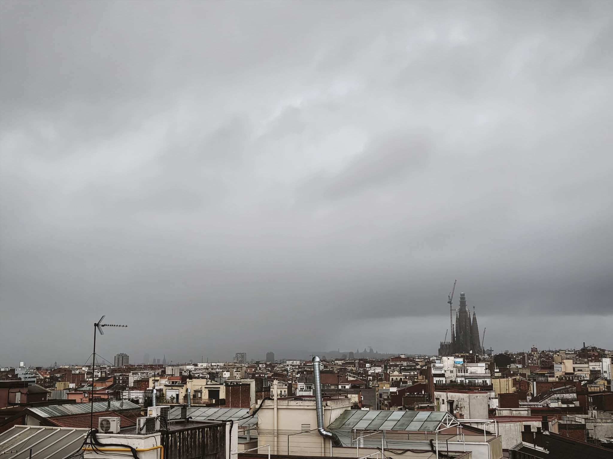 Canvi radical de temps a Catalunya amb pluja a bots i barrals a Barcelona