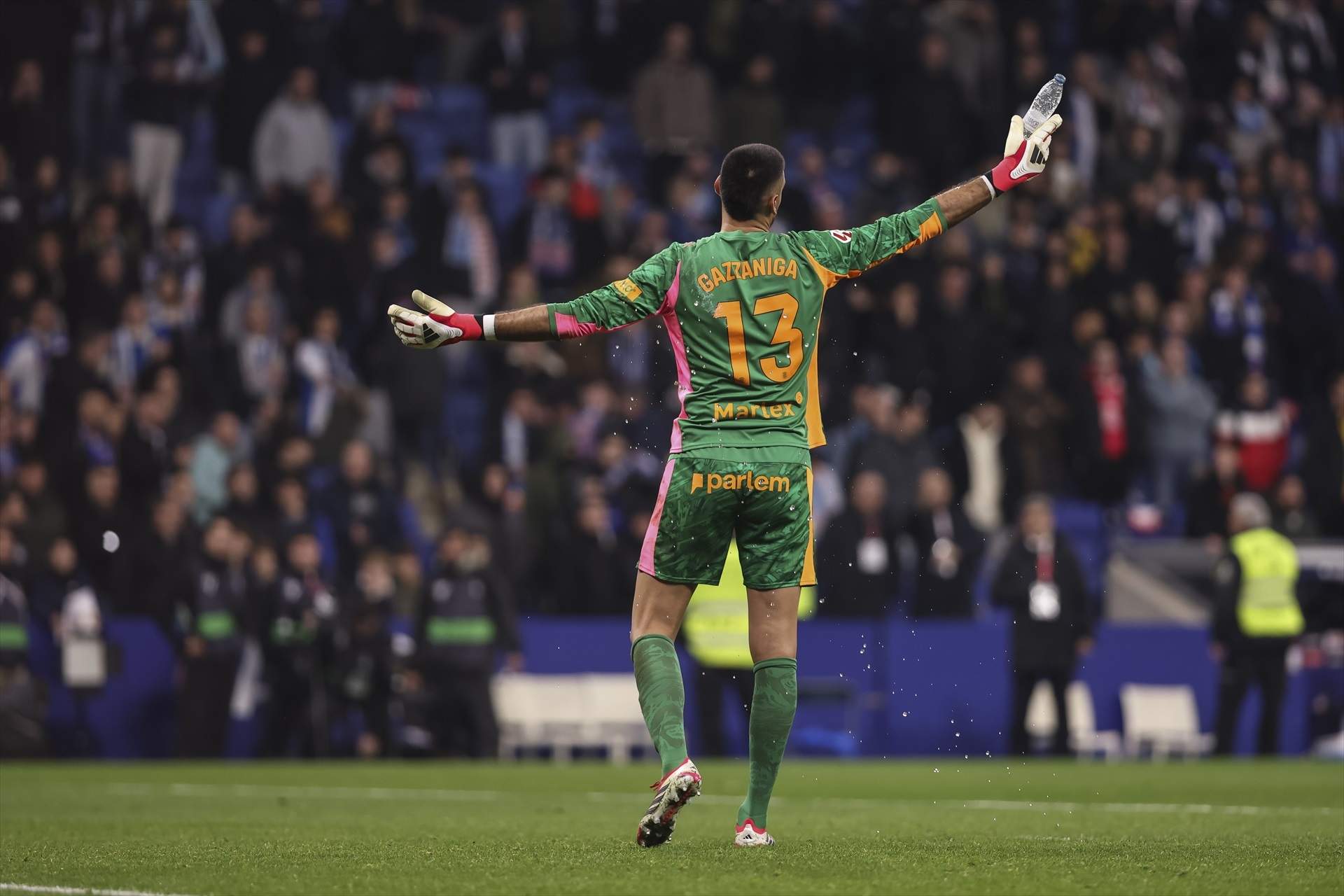 Vergonya a l'Espanyol - Girona: llançament d'objectes, provocacions i atacs a l'àrbitre