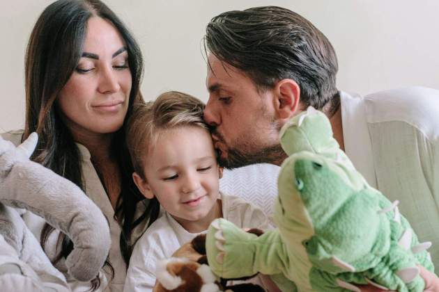 Padres amando hijo Padres amando hijo