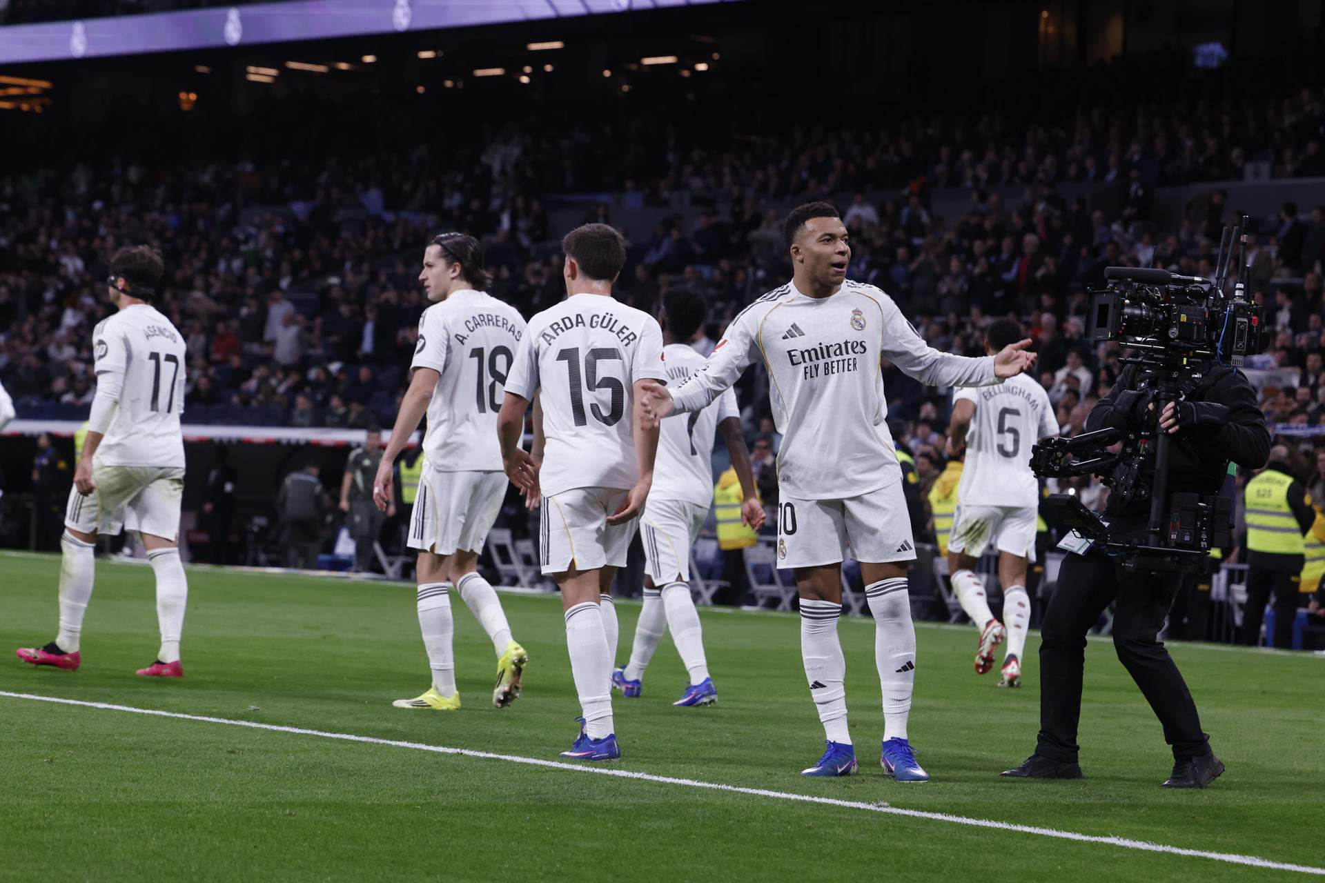Un Reial Madrid de mínims s'imposa al Llevant (2-0) i sobreviu a la pressió del Bernabéu