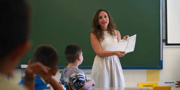 Profesora en una aula Profesora en una aula