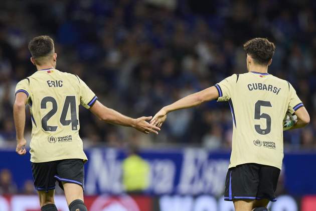Eric Garcia i Pau Cubarsí, durant un partit amb el Barça / Foto: Europa Press