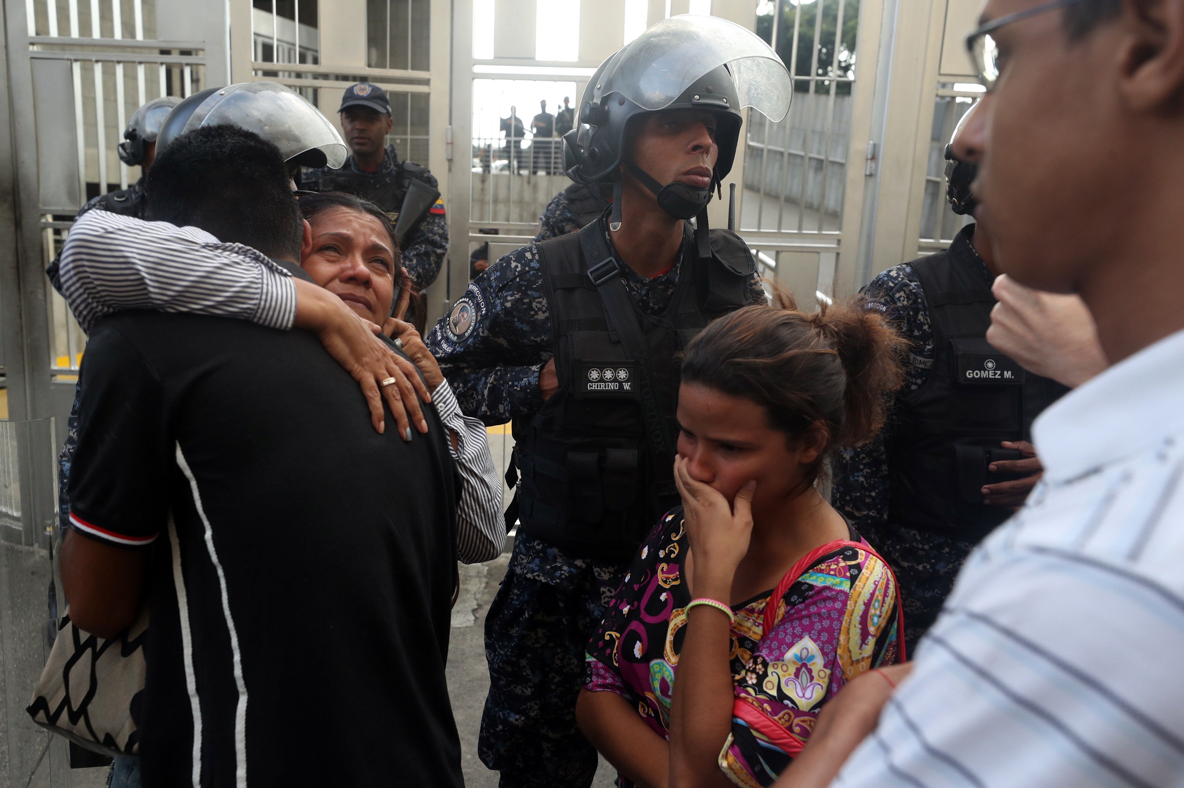 Mor en caure per la finestra de comissaria un acusat d'atemptar contra Maduro