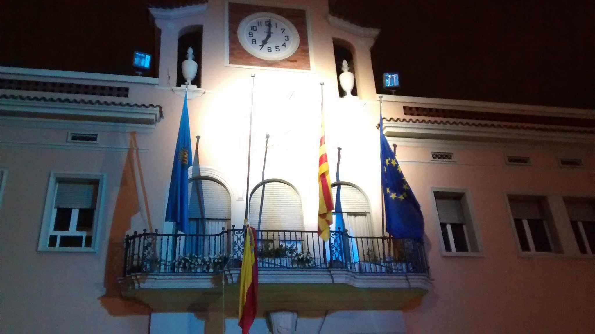 El Ayuntamiento de Santa Coloma aclara que se le cayó la bandera española