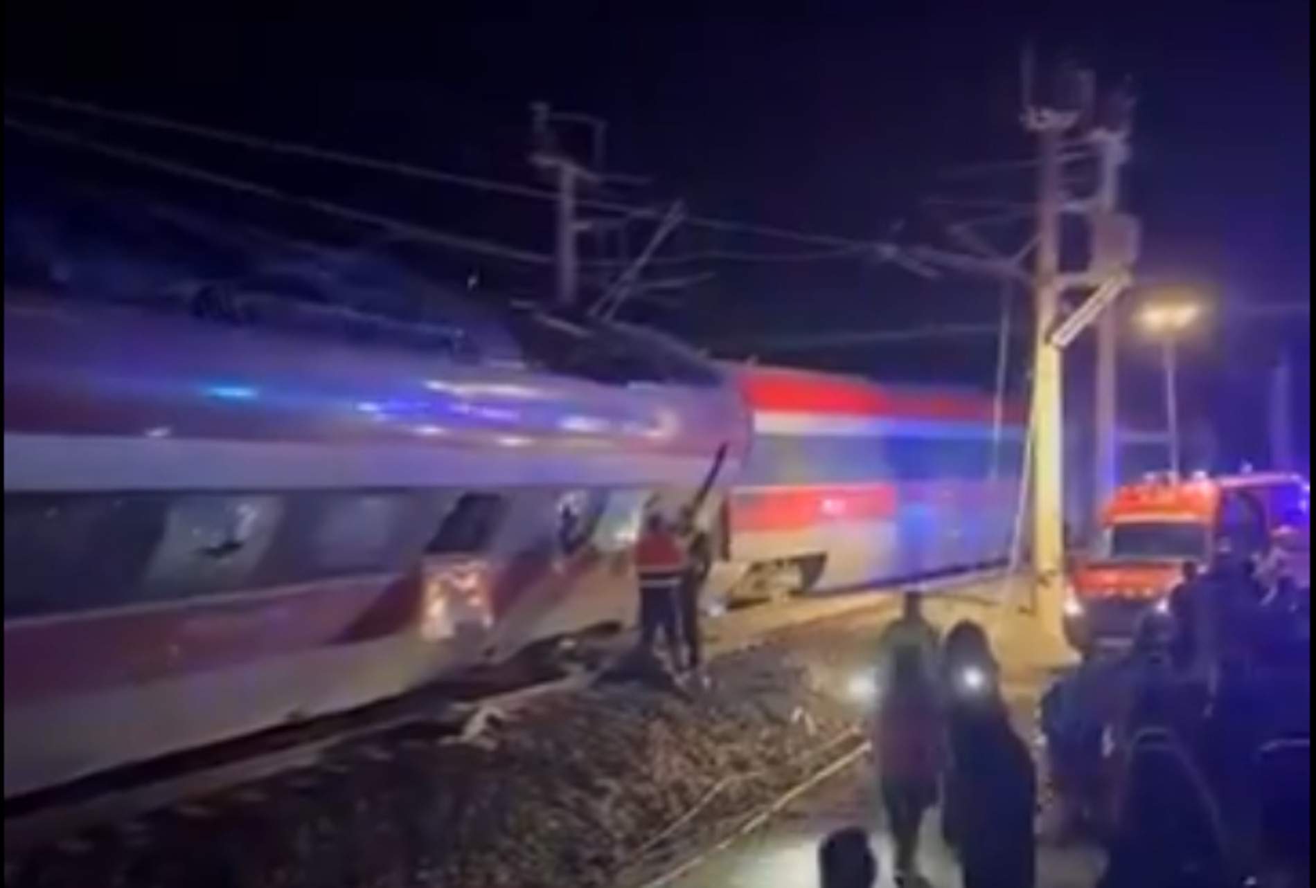 Almenys deu morts i 25 ferits pel descarrilament de dos trens d'alta velocitat a Còrdova