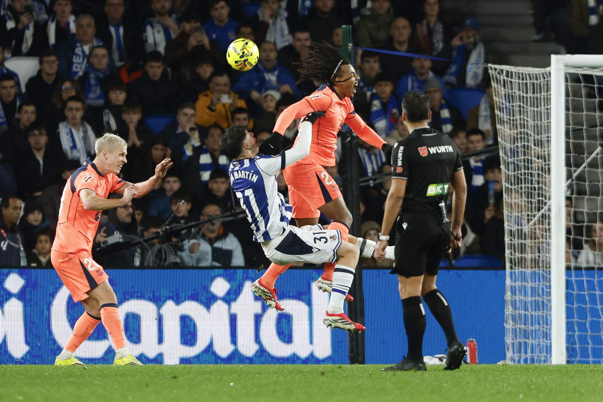 El Barça cae injustamente contra la Real Sociedad (2-1) con una actuación arbitral bochornosa