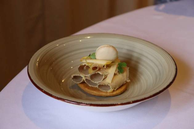 Milfulls de micuit foie gras i poma de Girona del restaurant Cal Marquès Foto Jordi Àvila