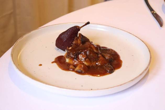 Melós de cua de bou i parmentier i pera al vi del restaurant Cal Marquès Foto Jordi Àvila