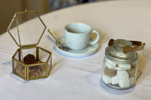 Cafès i petit fours del restaurant Cal Marquès Foto Jordi Àvila