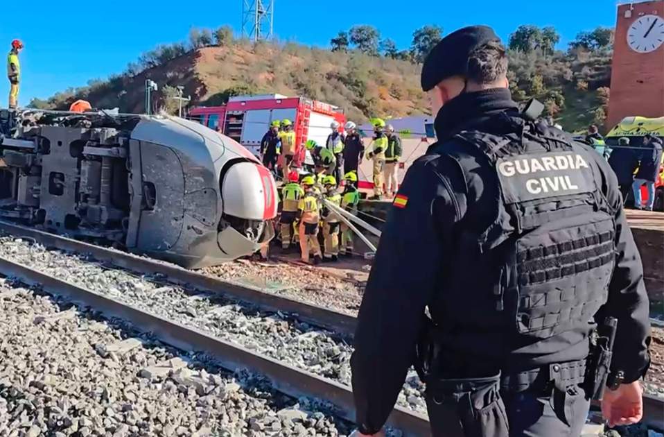 Equipos de emergencias trabajando en el lugar del accidente de Adamuz 