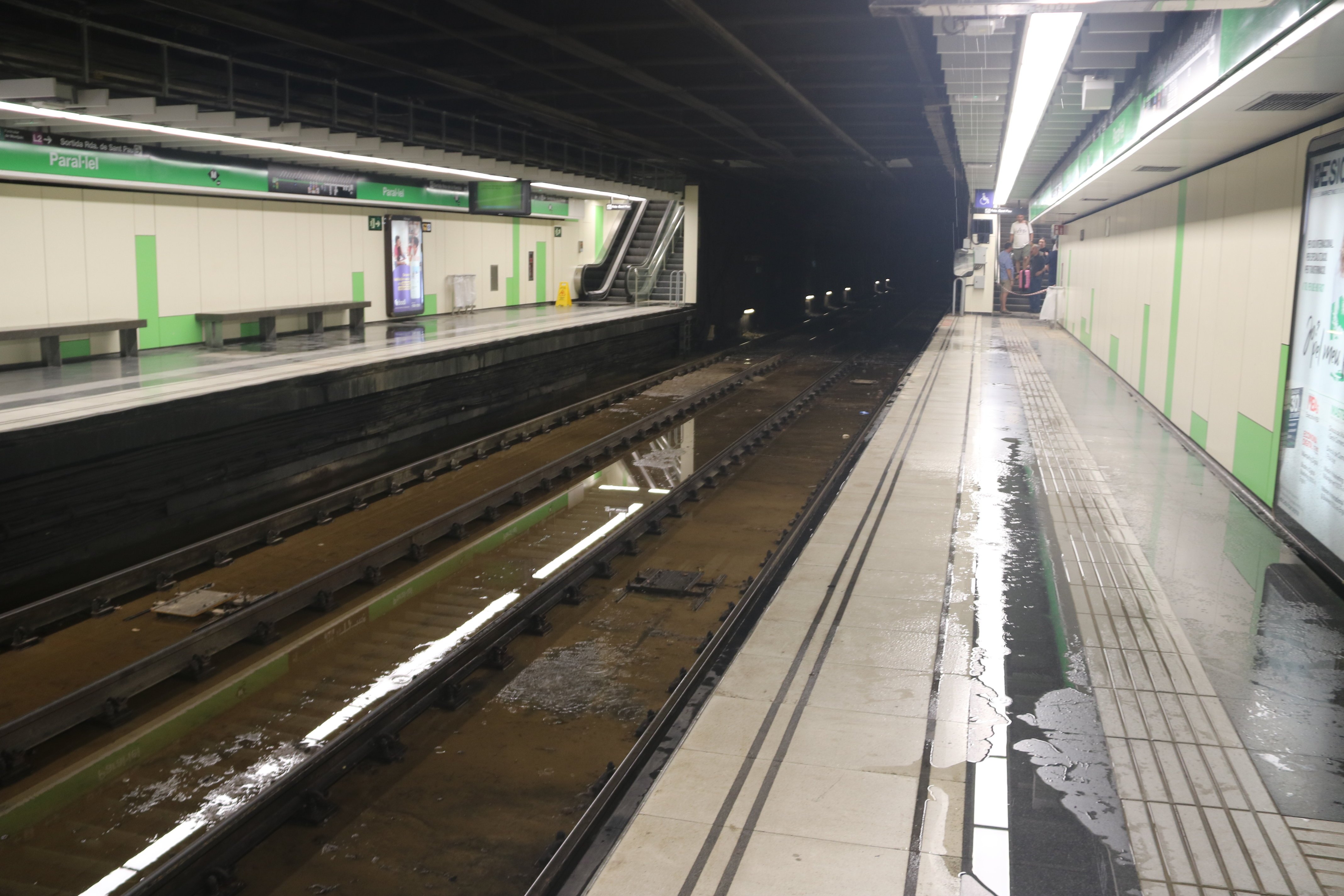 VÍDEOS: La lluvia inunda las estaciones de metro de Barcelona