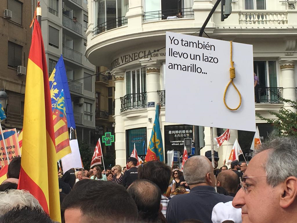 Detestable pancarta contra els llaços grocs a València