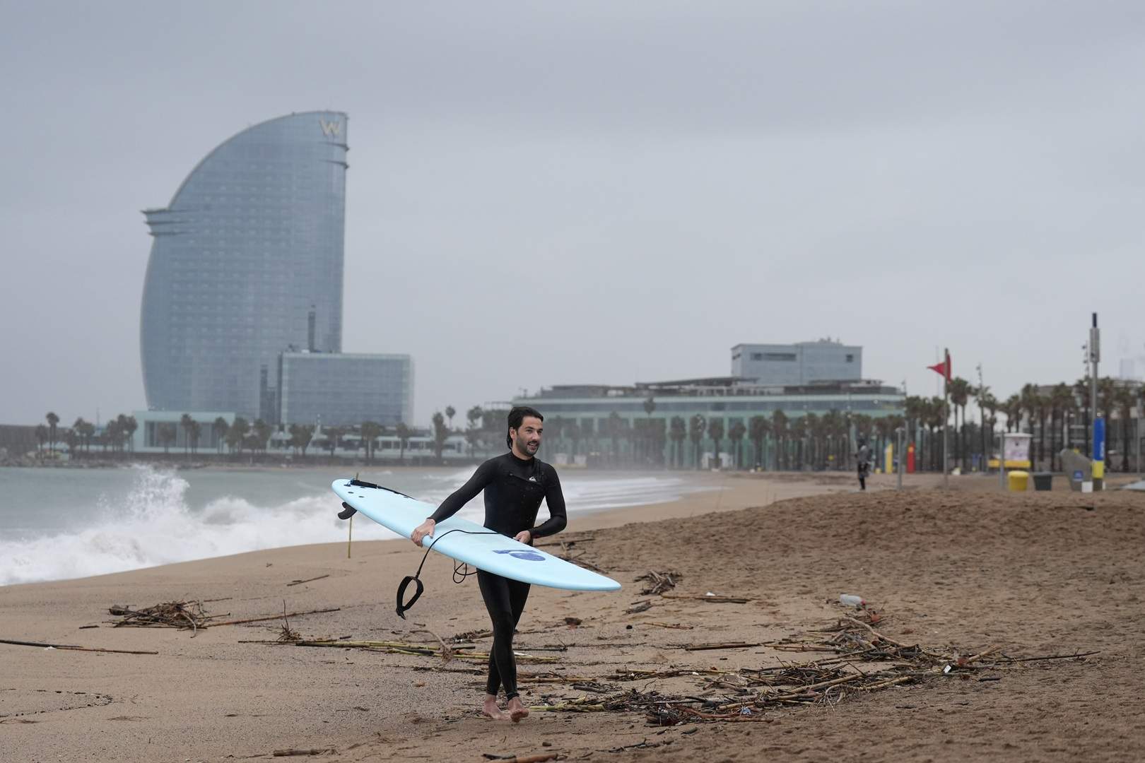 Barcelona cierra las playas a causa del temporal de levante