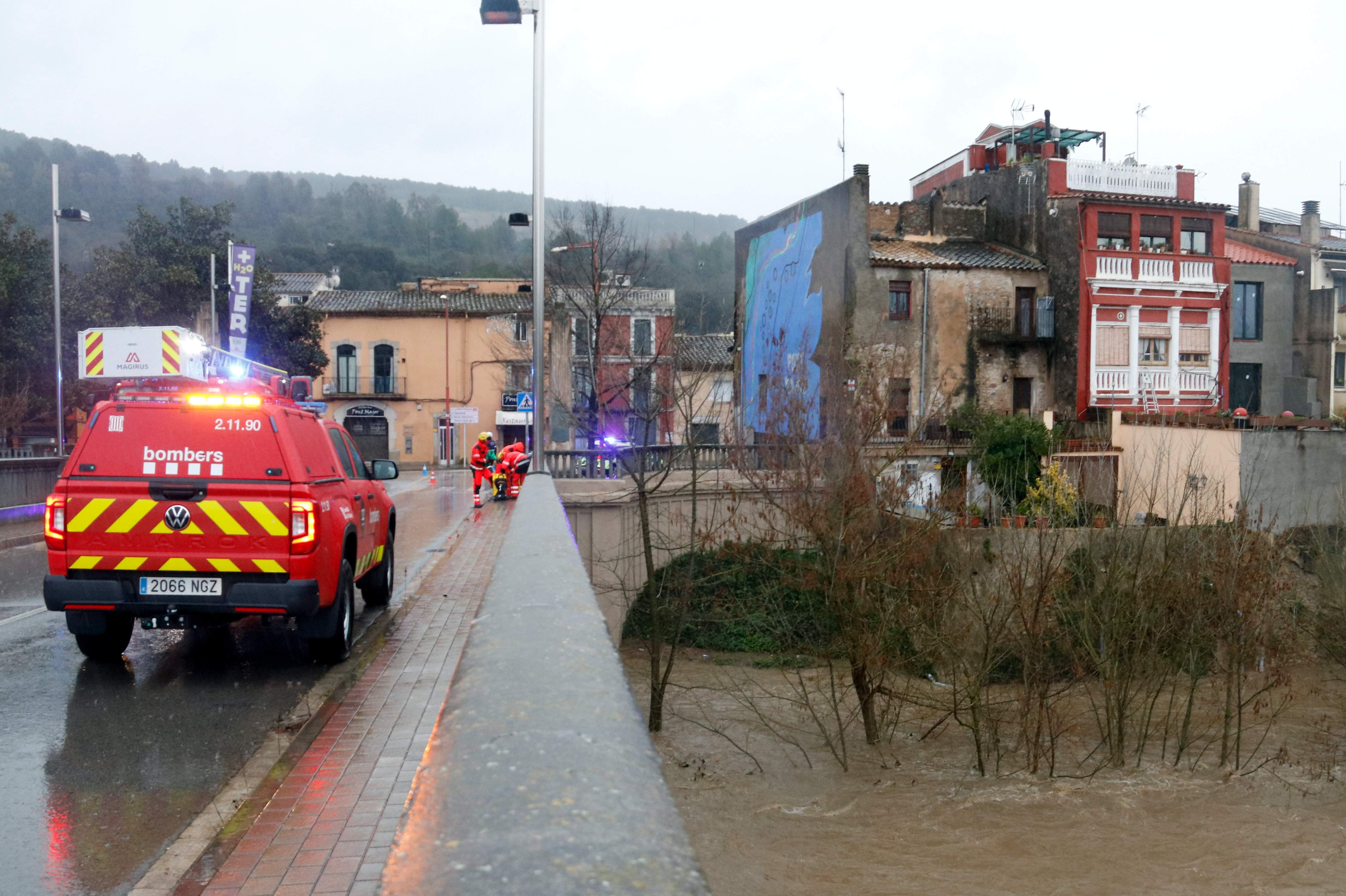 Girona demana als comerços propers a l'Onyar que tanquin i que els veïns pugin a plantes superiors