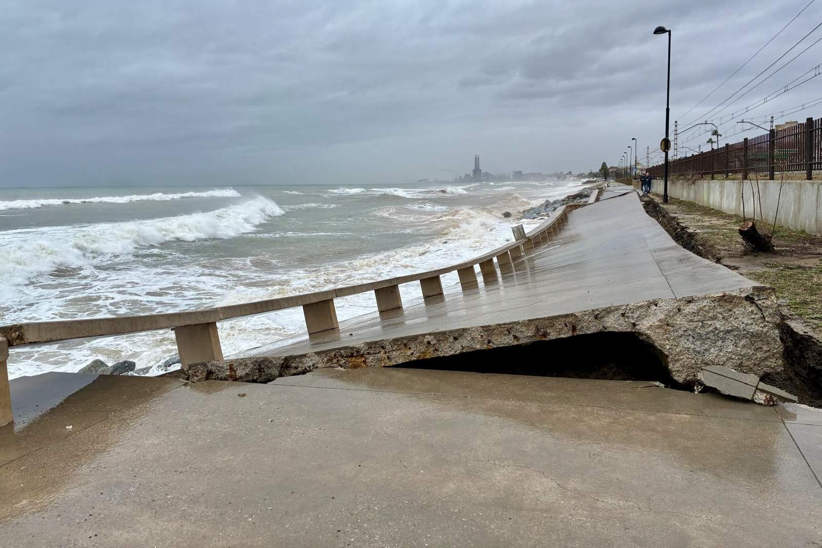 El temporal destroza un tramo del paseo marítimo de Badalona y pone en riesgo las vías del tren