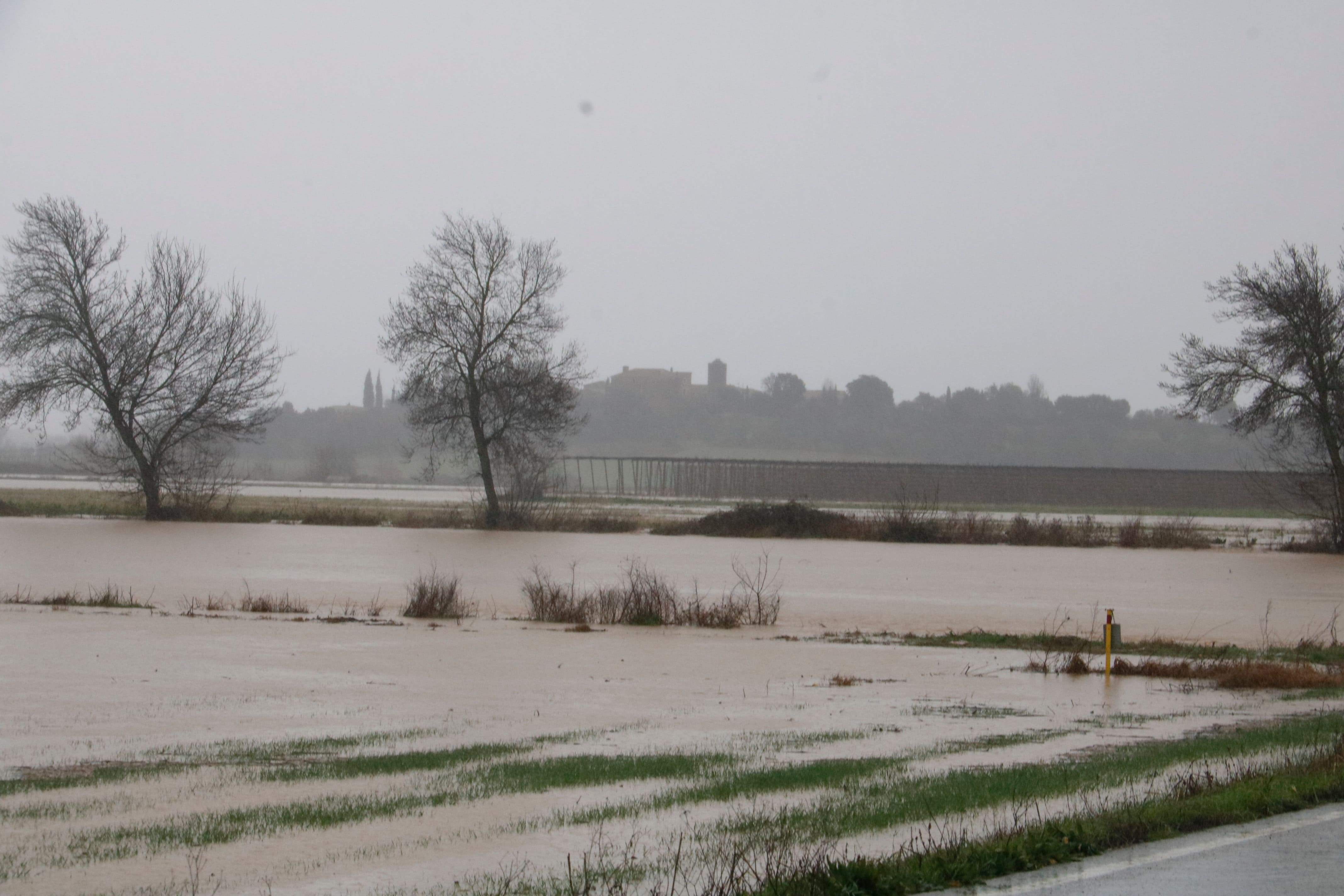 Desbordamientos, carreteras cortadas, rescates y un desaparecido: un día en alerta por la borrasca Harry